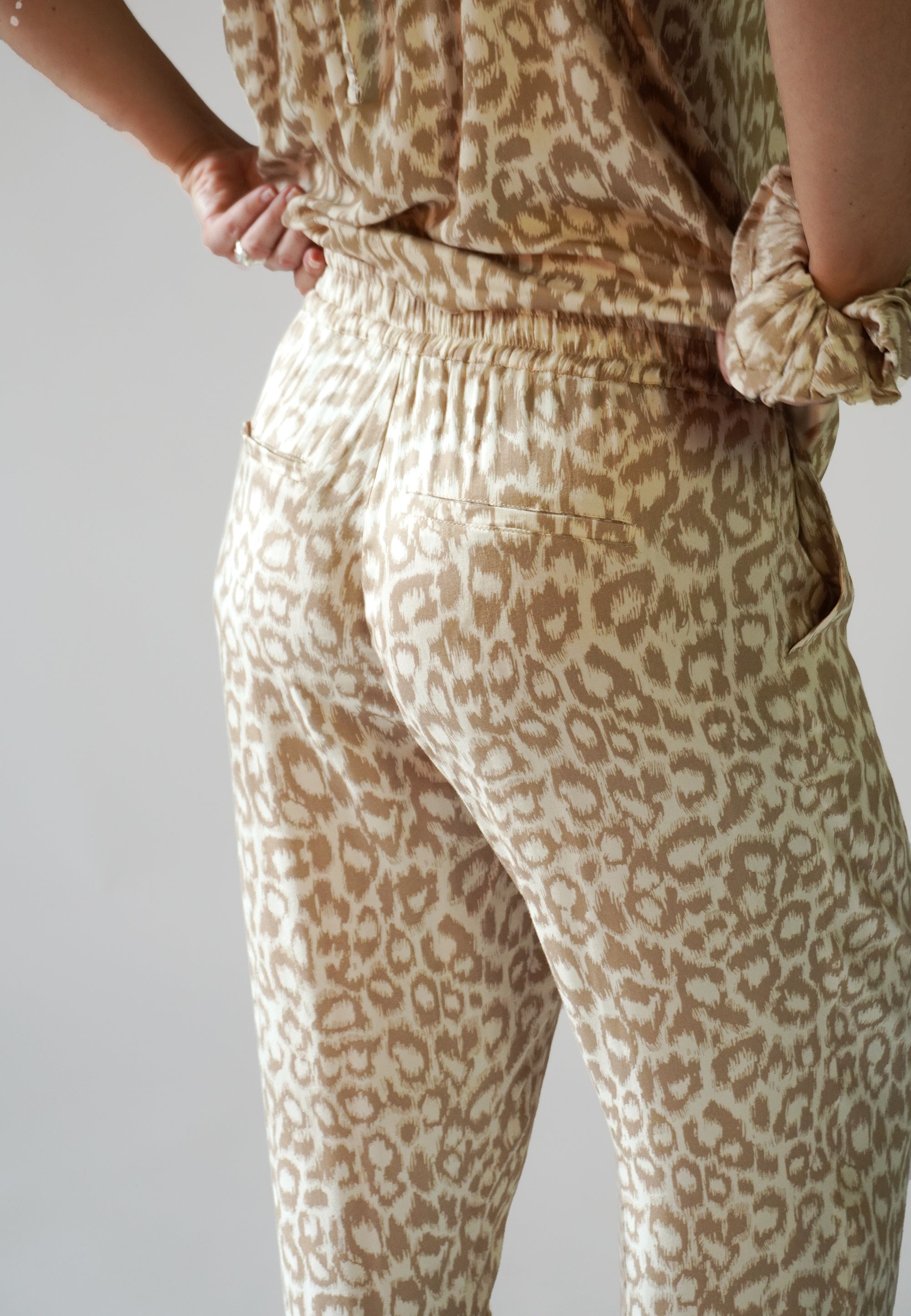 NGSeven BROOK Relaxed trousers Relaxed 13028 Birch cafe latte leopard